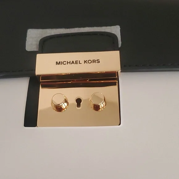 Sm flap belt bag leather,  Michael kors. Black / white, Adjustable 24in-43in. - Picture 3 of 7